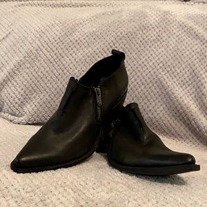 Women’s Frye Sacha Moto Shootie size 9.5 black.